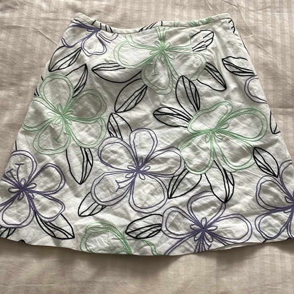 Ann Taylor LOFT White Skirt with embroidered floral design - Picture 4 of 5